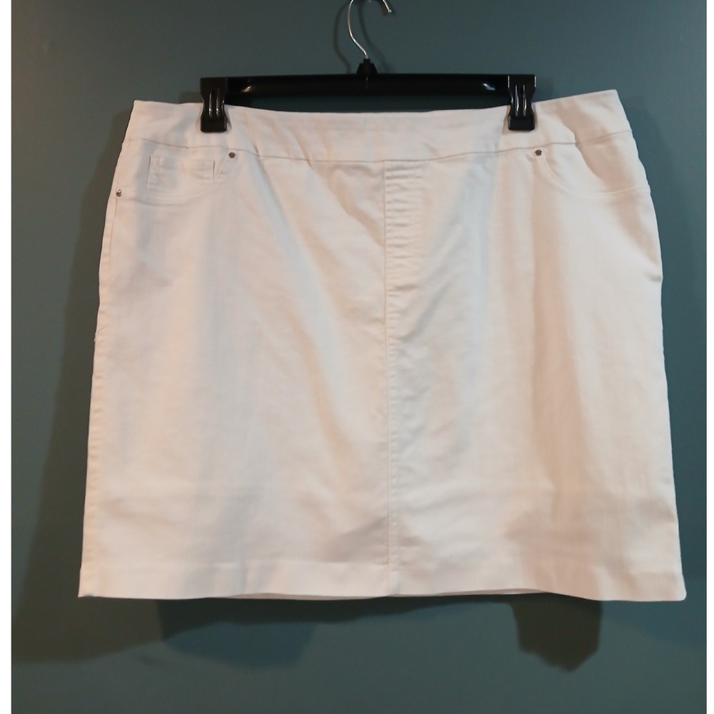 Chicos 1x White Denim Pull On Skort Womens Size 4 Stretch Golf Casual Skirt